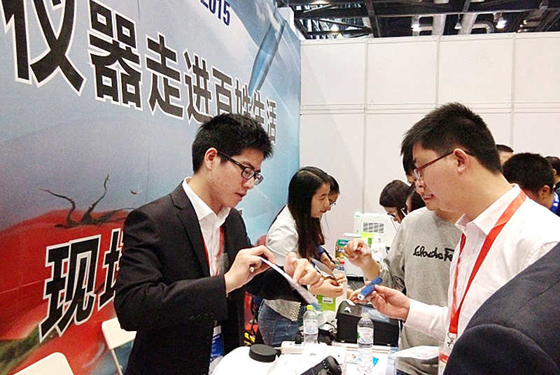 图二为仪电科学仪器在活动中为北京市民解答公司开发的民用产品使用方法.jpg