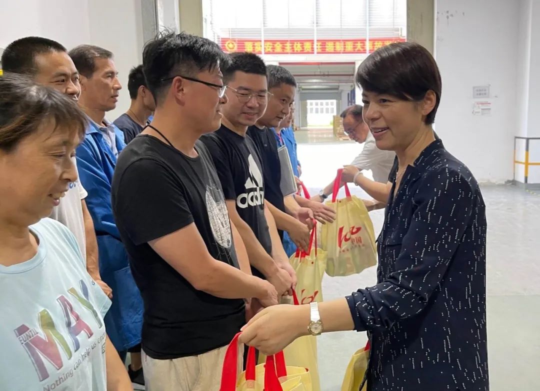 顾文主席一行深入基层企业送清凉并开展工作调研