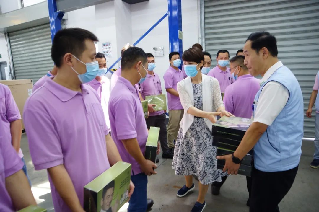 顾文主席一行深入基层企业送清凉并开展工作调研
